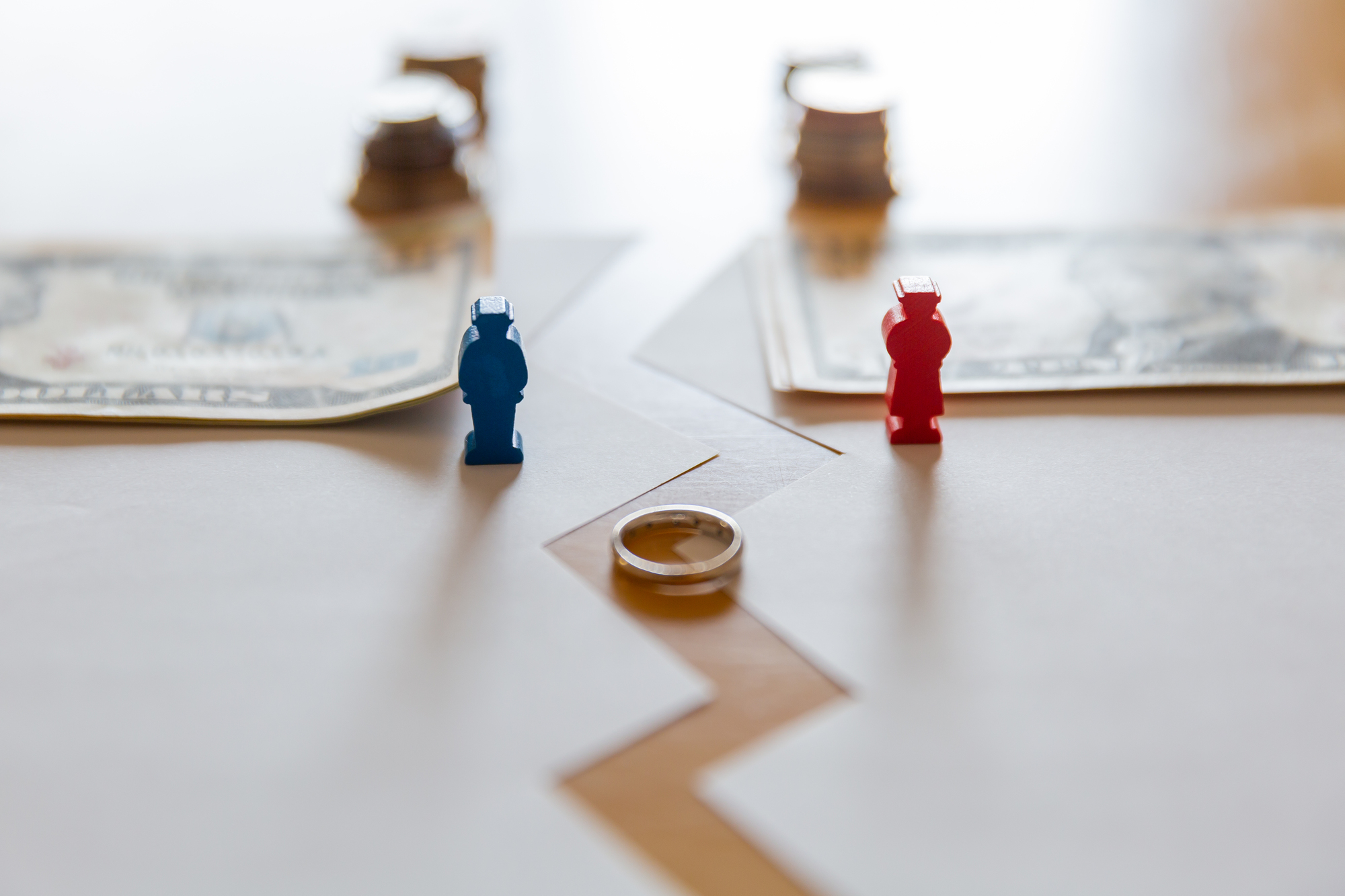 専業主婦に財産分与するのはおかしい?減額の余地や不公平にならない交渉ポイントを弁護士が解説